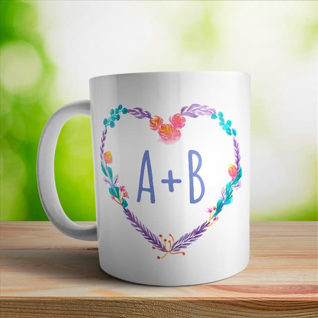 Taza flores con iniciales de enamorados