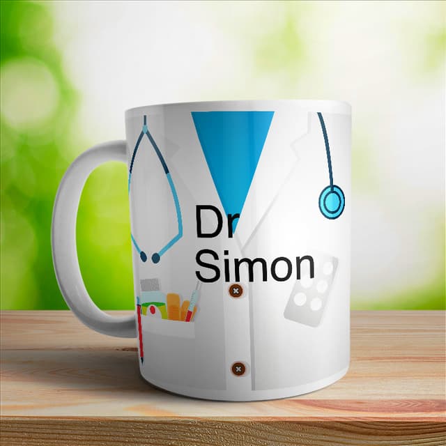 Taza médica con bata y texto